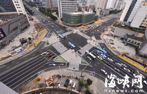 围挡拆除后，五四华林路口的四个方向，都设有八车道