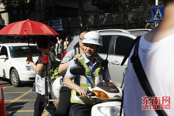 交警送考生到场.jpg