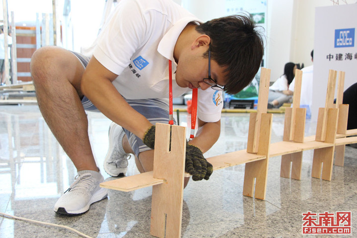 台湾科技大学的青年学子们一丝不苟的在做搭建准备 东南网记者林峰峰 摄.jpg