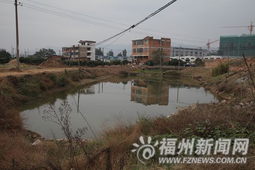 闽侯工地水塘吞噬20岁小伙性命　塘边无防护设施