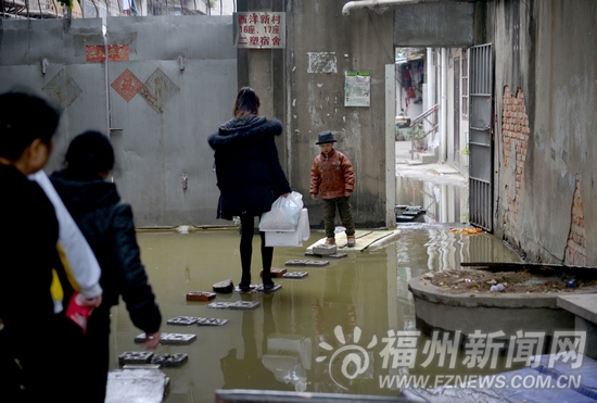 西洋路施工不慎堵住排污口　二塑宿舍遭污水围楼