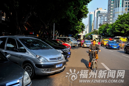 福州小学门口解堵出新招：乌山小学临时交通管制