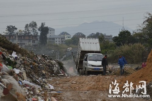 福州西岭互通高架桥下烧垃圾　刺鼻浓烟笼罩三环