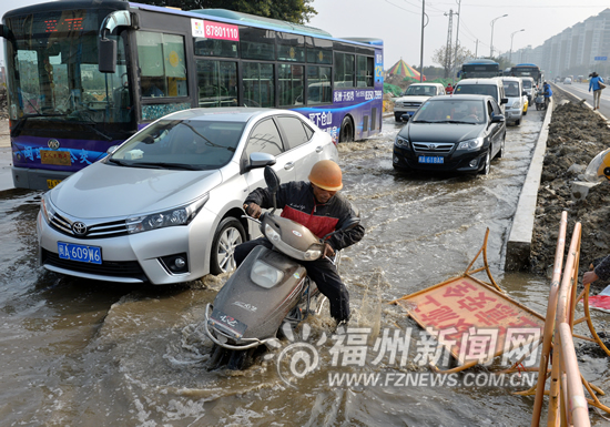 榕多处工地存不文明施工行为　尘土满天垃圾乱堆