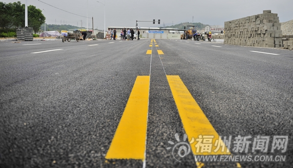 新汽车南站进出口段建成通车 长2920米双向8车道