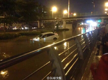 雷雨突袭榕城福飞路涵洞积水　女司机从车里游出