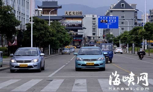 暑期学车潮存隐患：学员独自练车　教练扎堆闲聊