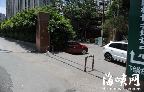 台阶就在乌山西路旁，由于没有警示标识，不少车主误闯