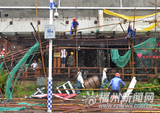 狂风暴雨肆虐榕城昨日很受伤　多处广告牌被吹落