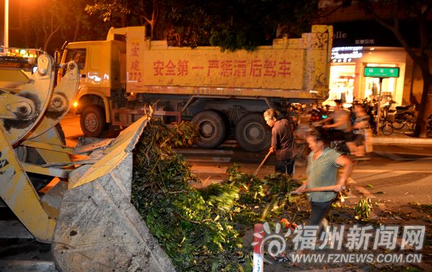 园林部门运输车辆不够装　渣土车出动清台风垃圾