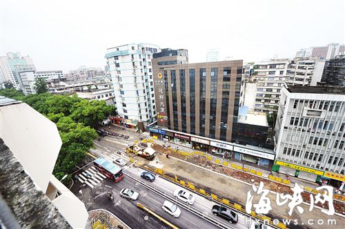 鼓屏路主路已恢复通车，但修整后的人行道很窄，没法预留树池位置