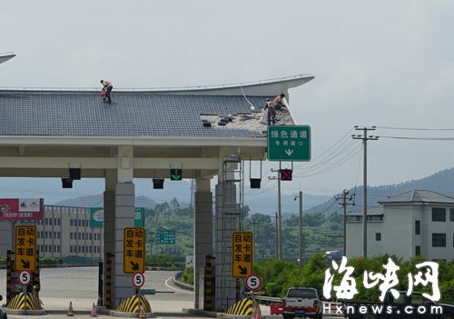 台风过去已一月，祥谦收费站屋顶昨日开始整修