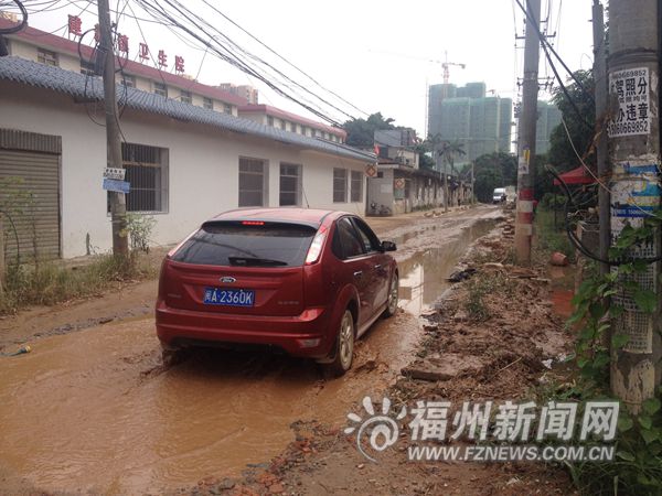 积水问题2年未解决:仓山十字亭路成“十字亭河”