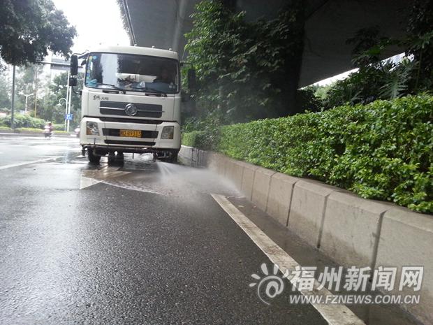 洒水车雨天上路作业　保洁员称雨水“润滑”污渍