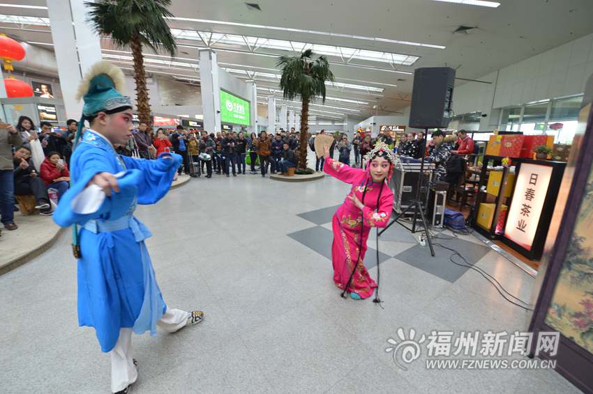 长乐机场出发大厅上演闽剧折子戏　旅客大饱眼福