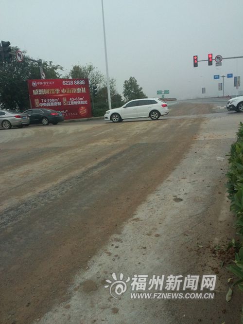 渣土车“撒得欢”马路遭了殃　马路现百米泥浆带