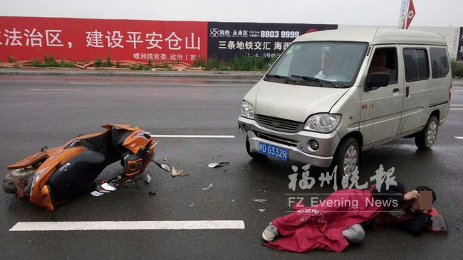 男子骑车直行撞上左拐面包车　腿部骨折无法站立