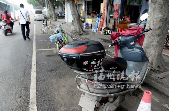 连江南路免费停车位长期被占　办事车辆无位可停