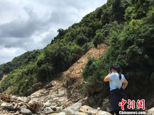 台风过后女子寻找父亲：“后悔没有常回来看他”