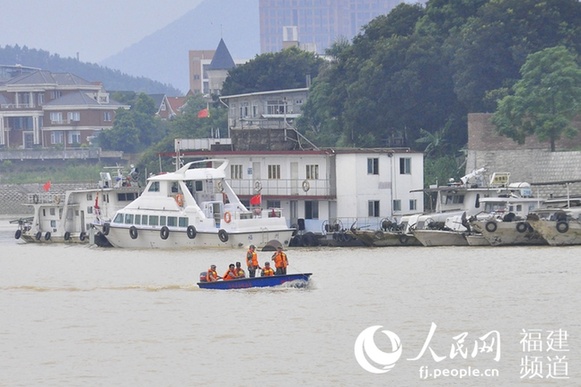 海事人员冒雨搜寻落水战士：一直持续到找到为止