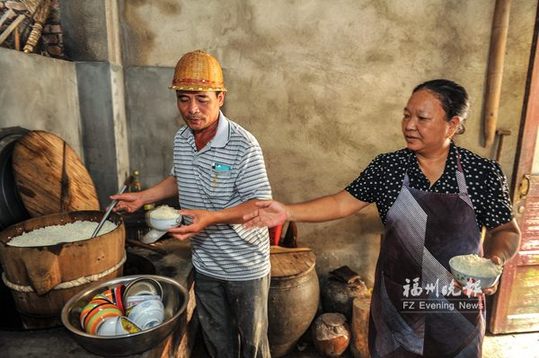 老党员开家门日供60人用餐　让乡亲吃饱重建家园