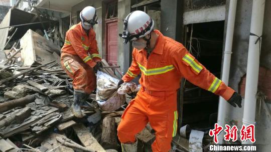 福州消防官兵持续奋战助“尼伯特”灾区闽清灾后重建