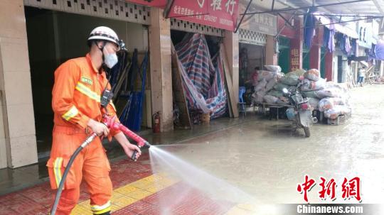 消防官兵持续奋战助“尼伯特”灾区闽清灾后重建