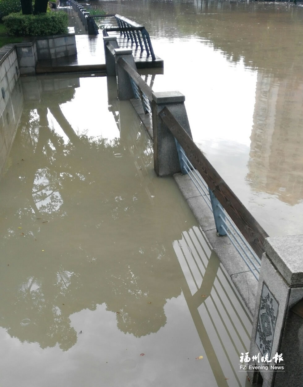 榕暴雨致多条路段积水严重　奥体中心广场遭雷击