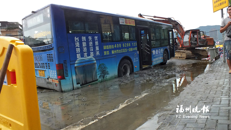 榕暴雨致多条路段积水严重　奥体中心广场遭雷击