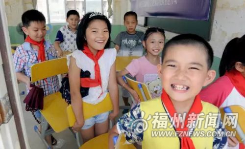 爱心企业向闽清受灾小学捐助50套课桌椅 确保9月开学