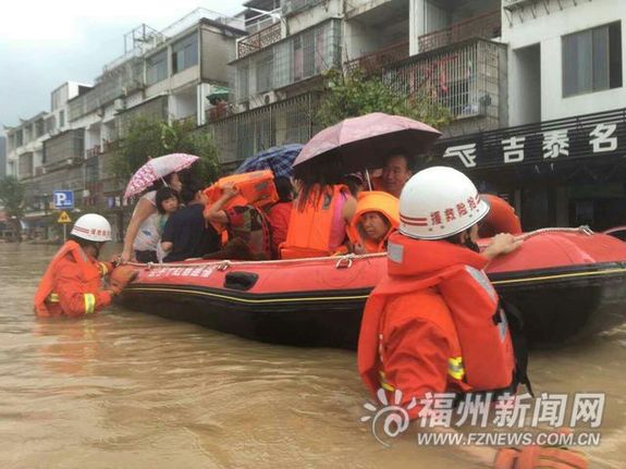 洪水涌入闽侯一小区　消防官兵紧急营救被困群众