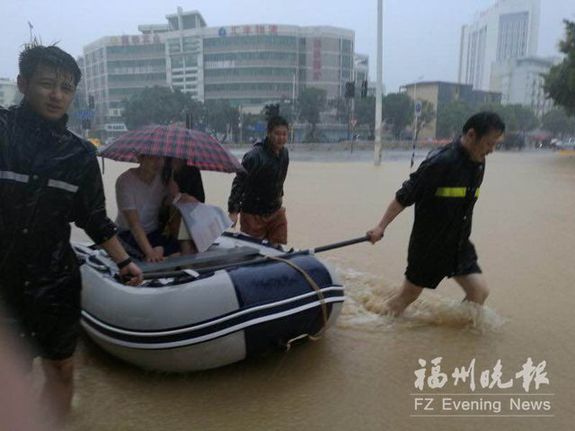 民警消防救助多名群众　积水中托起＂生命之舟＂