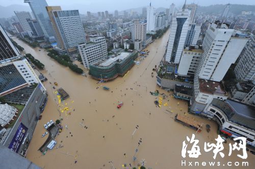 28日，五四路与华林路交叉口，涝情严重