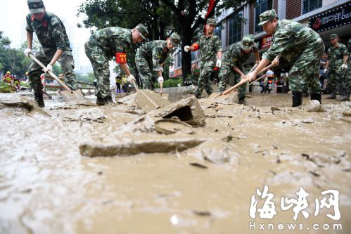 六一路，武警官兵正在清理淤泥