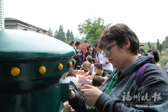 美国师生来榕再续“福州情” 在鼓岭邮局邮寄祝福