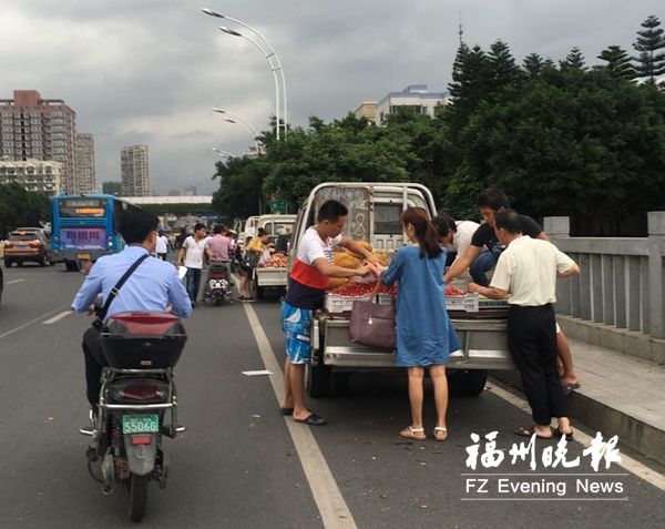 光明桥上常有“水果车”占道　存在安全隐患(图)