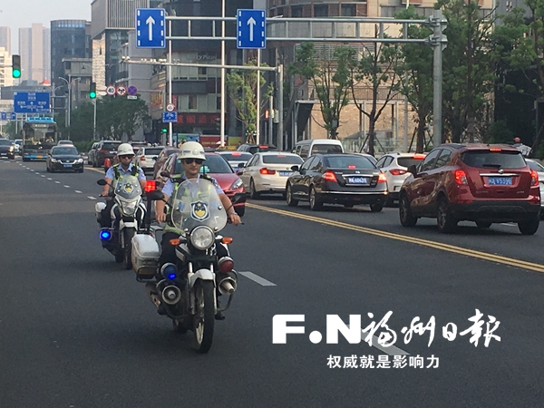 福州非机动车交通违法整治再升级 路口查处加骑警巡查