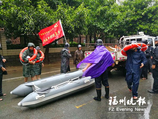 晋安城管成立党员抢险突击队 顶风冒雨开展一线防御工作