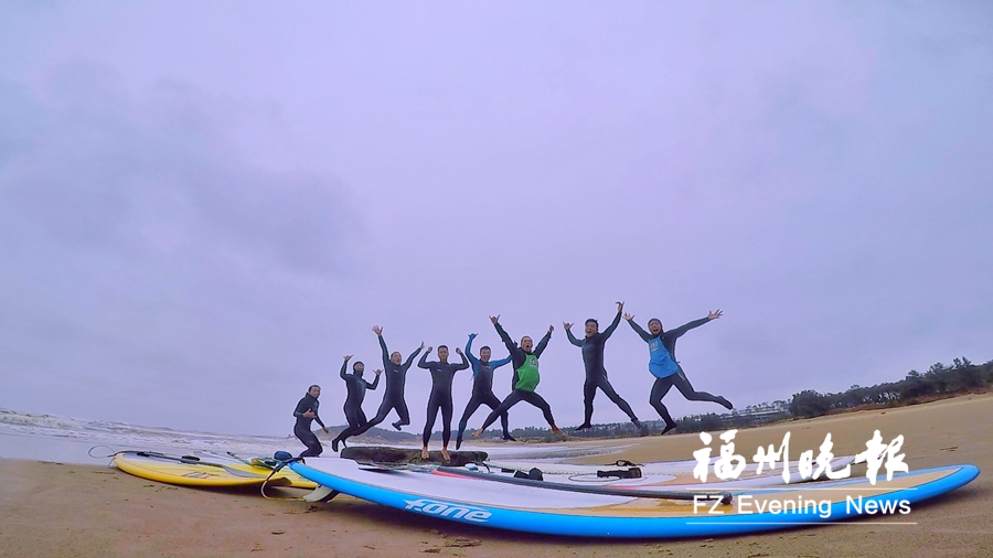 正是福州冲浪好时节！一群本土“浪人”早春逐浪