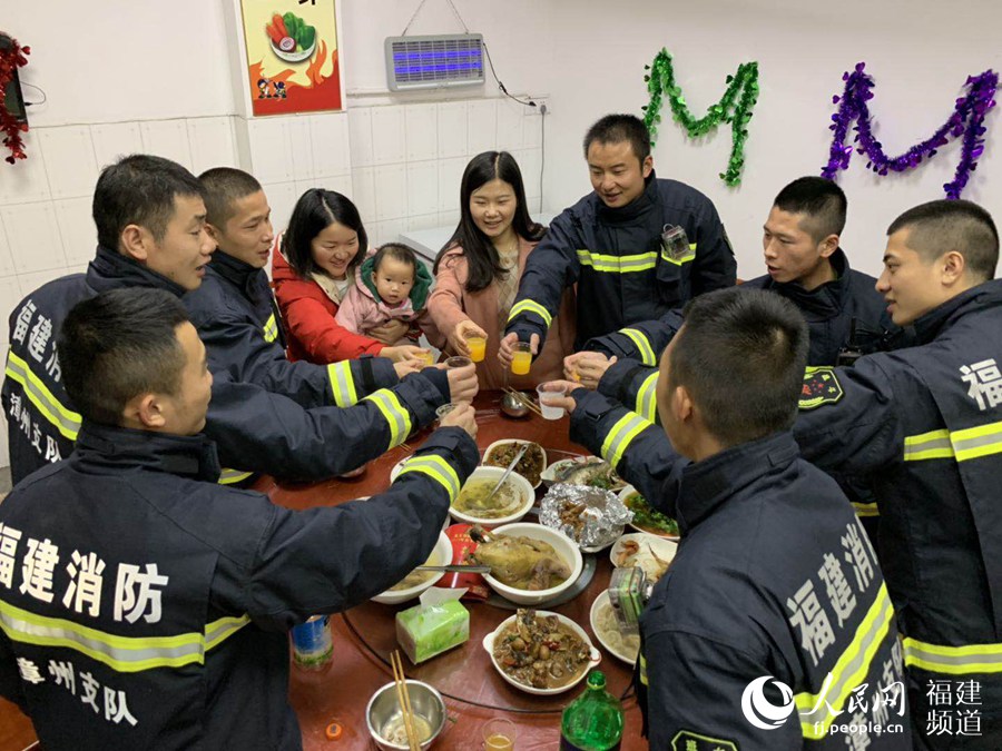 龙文消防救援大队吃年夜饭