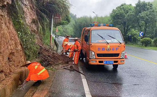 龙岩：雨停人不歇 公路人忙保畅