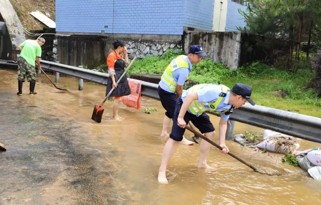 抗洪防汛 福建交警持续一线守平安