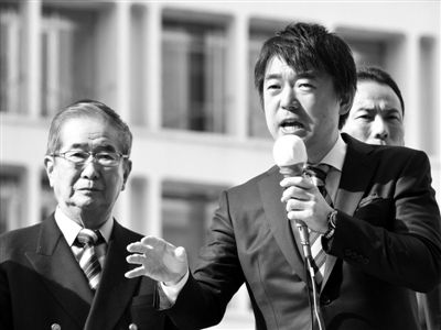 29日，日本著名极右翼分子石原慎太郎（左）和新生代右翼政客桥下彻在东京街头演讲拉票。