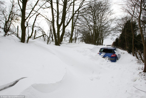 英国3月降下大雪，汽车几乎被雪掩埋