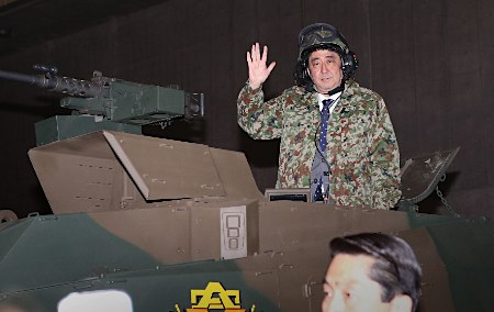 安倍“登战车秀强硬”日紧锣密鼓织“遏华网”