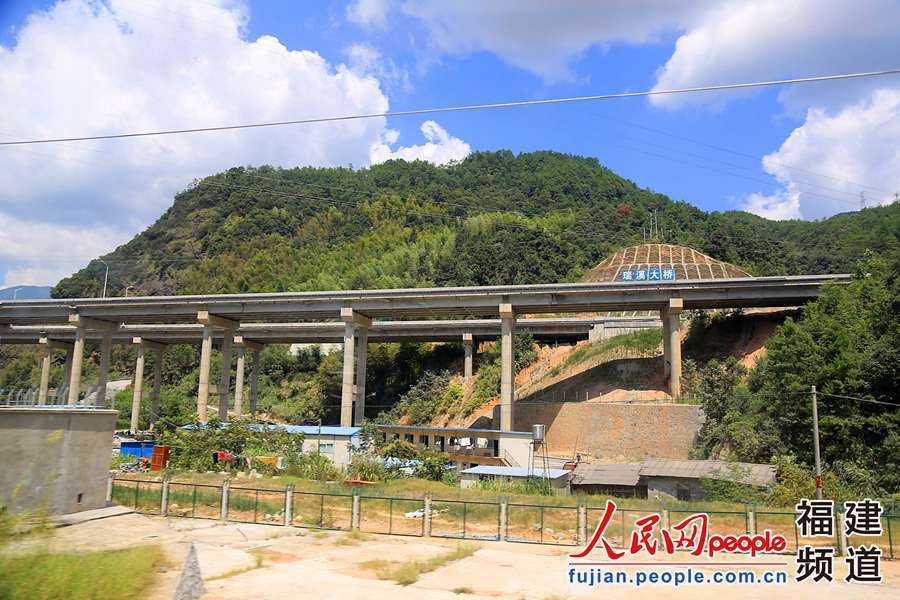 在向莆铁路福建段，常常能见到这样的高架桥。 邹家骅摄