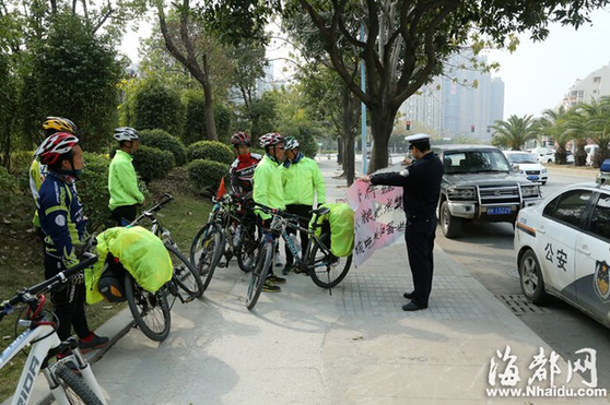 五四北又现骑行乞讨团　榕骑友对话揭穿乞讨骗局