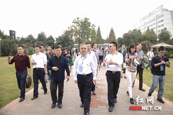 媒体团成员来到远大住工绿色建筑展示区——远大美宅参观采访。