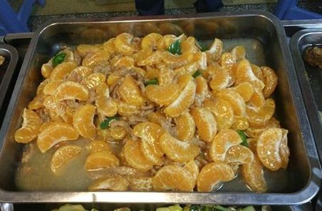 华南女院食堂推出“神菜”　橘子肉丝几分钟卖光