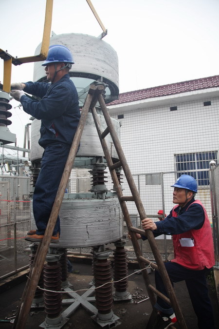 施工现场中，董忻江为施工人员做好安全防护